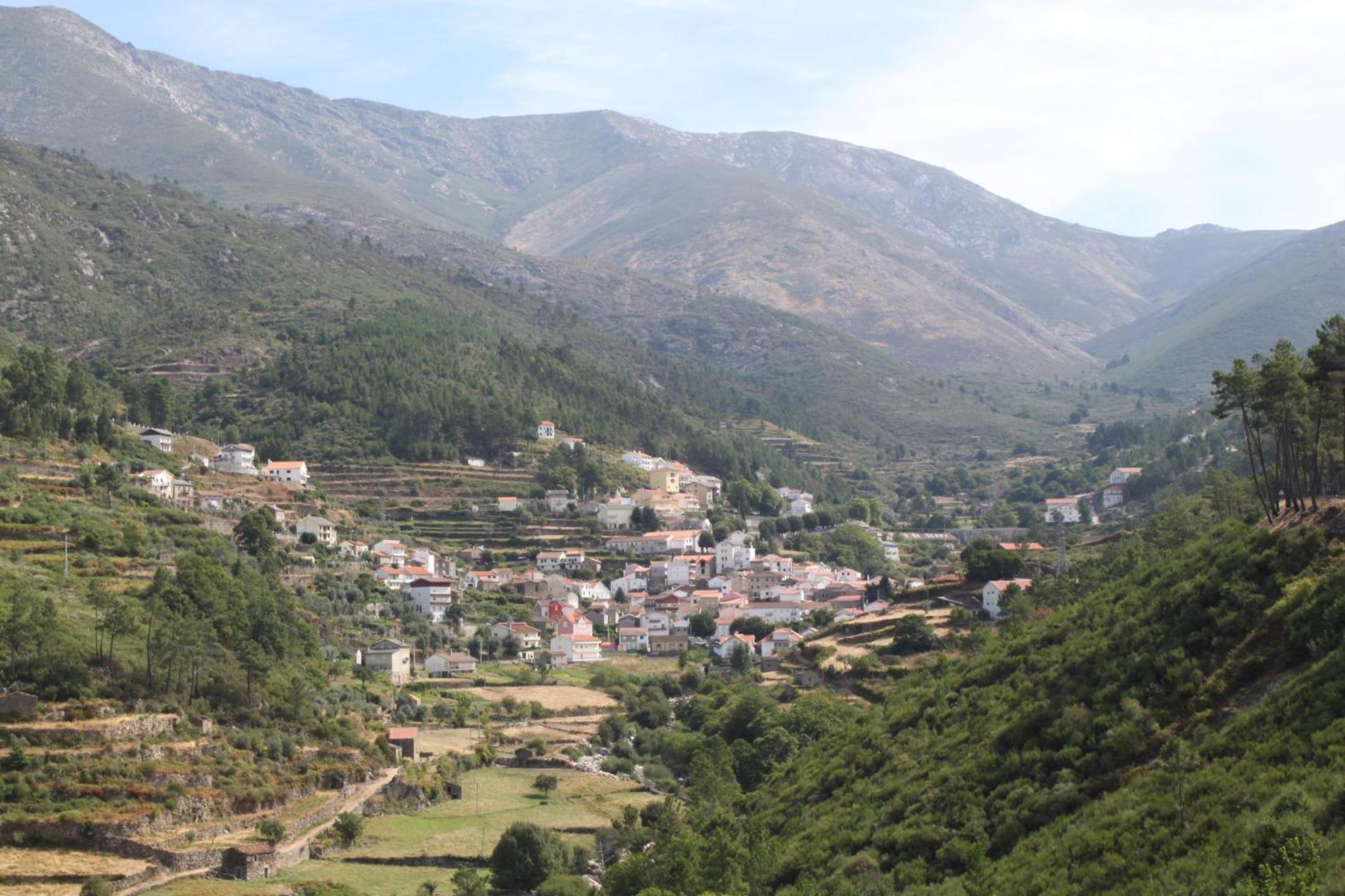 Гостевой дом Casa Da Ribeira Alvoco da Serra Экстерьер фото
